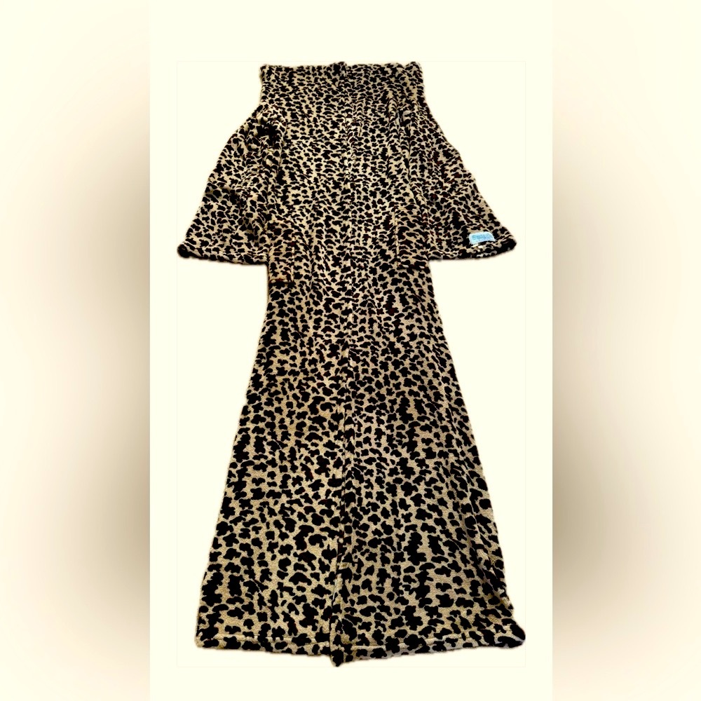 💕 Snuggle Wearable Fleece Leopard Blanket with sleeves and two front pockets
